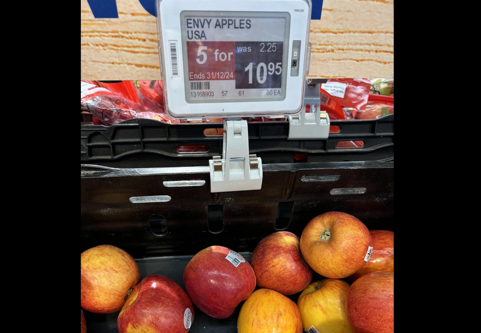 "5 apples cost almost $11!?!?" — Shopper shocked with price, but Singaporeans explain why "it's worth it"
